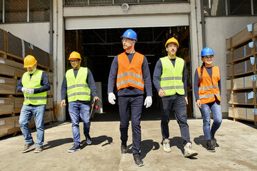 Gruppe von Arbeitern auf dem Fabrikgelände - ZEDF02209