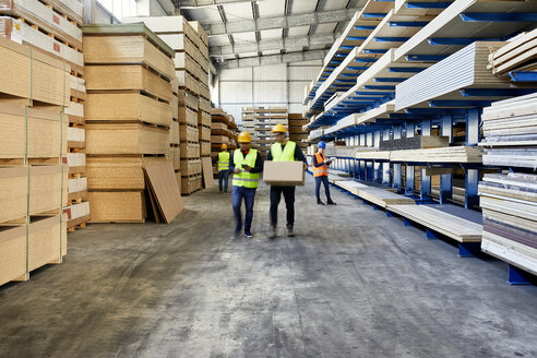 Arbeiter bewegen und tragen Kisten in einem Fabriklager - ZEDF02221