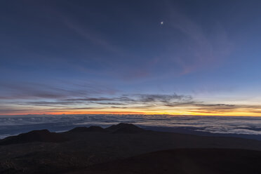 USA, Hawaii, Vulkan Mauna Kea, Blick über Vulkanlandschaft bei Sonnenaufgang - FOF10650