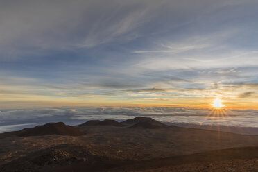 USA, Hawaii, Vulkan Mauna Kea, Blick über Vulkanlandschaft bei Sonnenaufgang - FOF10651