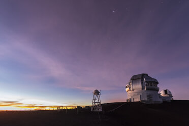 USA, Hawaii, Mauna Kea volcano, telescopes at Mauna Kea Observatories before sunrise - FOF10653