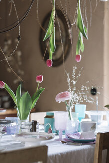 Gedeckter Tisch mit Blumendekoration - ALBF00850