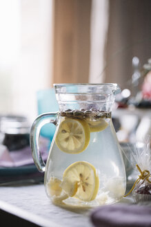 Glaskrug mit Wasser mit Zitronengeschmack - ALBF00860