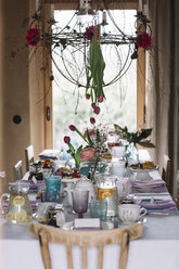 Gedeckter Tisch mit Blumendekoration zur Frühlingszeit - ALBF00861