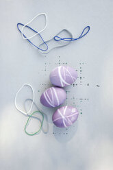 Mit Gummibändern und lila Naturfarbe gefärbte Eier - GISF00414