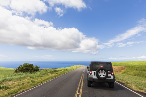 USA, Hawaii, Big Island, Kohala Mountain, Geländewagen auf der Kohala Mountain Straße, lizenzfreies Stockfoto