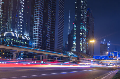 Vereinigte Arabische Emirate, Dubai, Sheikh Zayed Road bei Nacht - HSIF00485