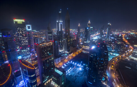 Vereinigte Arabische Emirate, Dubai, Stadtbild mit Sheikh Zayed Road bei Nacht, lizenzfreies Stockfoto