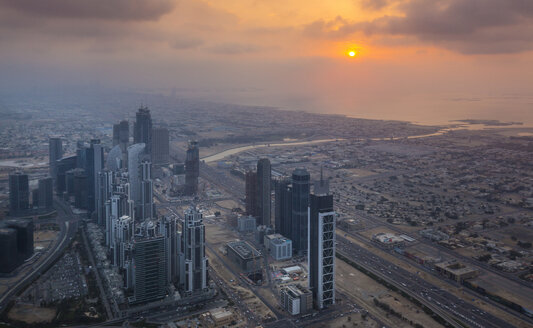 Vereinigte Arabische Emirate, Dubai, Stadtbild mit Sheikh Zayed Road in der Dämmerung - HSIF00496