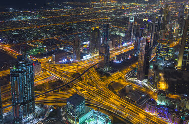 Vereinigte Arabische Emirate, Dubai, Stadtbild mit Sheikh Zayed Road bei Nacht - HSIF00497