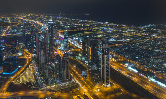 Vereinigte Arabische Emirate, Dubai, Sheikh Zayed Road bei Nacht - HSIF00499