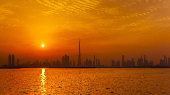 Vereinigte Arabische Emirate, Dubai, Silhouette der Skyline in der Dämmerung - HSIF00504