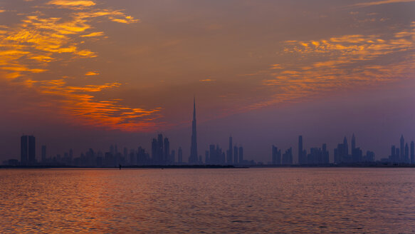 Vereinigte Arabische Emirate, Dubai, Silhouette der Skyline in der Dämmerung - HSIF00505