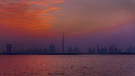 Vereinigte Arabische Emirate, Dubai, Silhouette der Skyline in der Dämmerung - HSIF00506