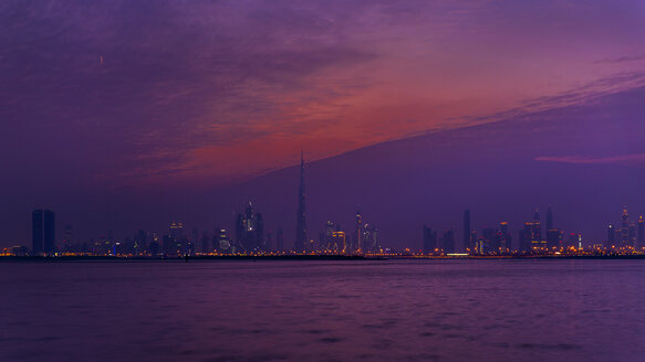 Vereinigte Arabische Emirate, Dubai, Silhouette der Skyline in der Dämmerung - HSIF00507