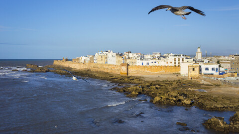 Marokko, Essaouira, Kasbah, Stadtbild mit Meer, lizenzfreies Stockfoto