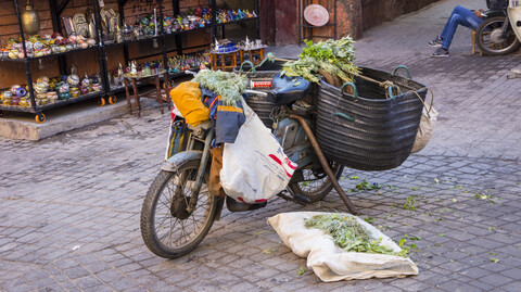 Marokko, Marrakesch, Motorrad in der Medina, lizenzfreies Stockfoto