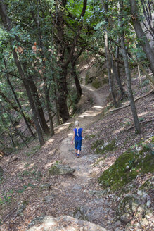 Italien, Ligurien, Portofino, Mädchen wandern auf Küstenpfad - HSIF00531