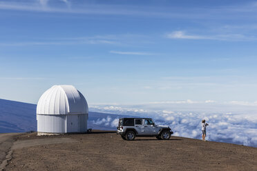 USA, Hawaii, Vulkan Mauna Kea, Frau vor Geländewagen am Observatorium - FOF10664