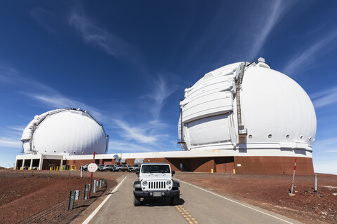 USA, Hawaii, Vulkan Mauna Kea, Geländewagen vor den Teleskopen der Mauna Kea Observatorien, lizenzfreies Stockfoto