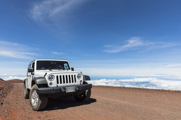 USA, Hawaii, Geländewagen am Vulkan Mauna Kea - FOF10672