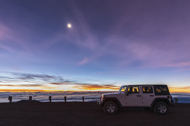 USA, Hawaii, Vulkan Mauna Kea, Geländewagen in der Dämmerung bei Vollmond - FOF10677