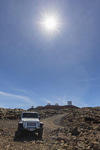 USA, Hawaii, Vulkan Mauna Kea, Mauna Kea Observatorien, Geländewagen auf einer Schotterpiste, lizenzfreies Stockfoto