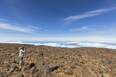 USA, Hawaii, Vulkan Mauna Kea, Touristin beim Fotografieren der Vulkanlandschaft - FOF10682