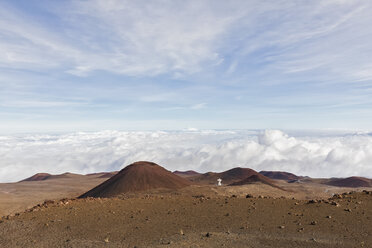 USA, Hawaii, Vulkan Mauna Kea, Blick über Vulkanlandschaft und Observatorium - FOF10684