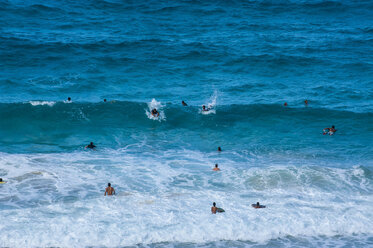 Hawaii, Oahu, Surfer am Strand von Kaupo - RUNF01890