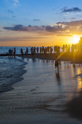 Hawaii, Oahu, Waikiki beach, tourists watching the sunset - RUNF01898