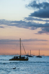 Hawaii, Oahu, Waikiki Strand, Segelboote in der Abenddämmerung - RUNF01900