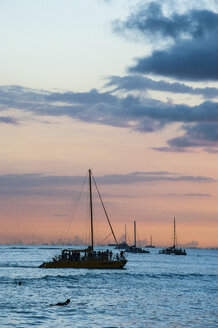 Hawaii, Oahu, Waikiki Strand, Segelboote in der Abenddämmerung - RUNF01900
