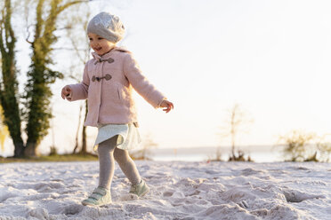 Germany, Bavaria, Herrsching, happy girl on the beach - DIGF06745