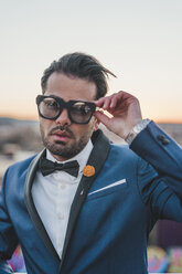 Portrait of stylish man on roof terrace wearing 3D Glasses - FBAF00375