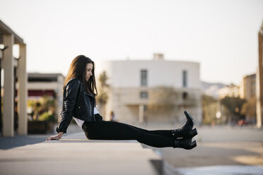 Young woman sitting on a wall - JRFF03121