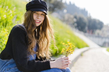 Porträt einer jungen Frau mit Blumenstrauß in Verona - GIOF06257