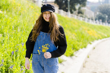 Portrait of young woman with bunch of flowers in Verona - GIOF06258