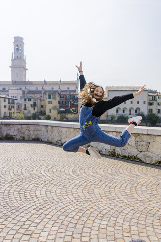 Junge Frau springt in Verona, lizenzfreies Stockfoto