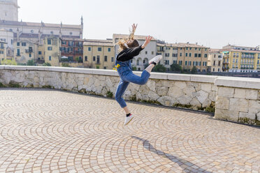 Junge Frau springt in Verona - GIOF06263
