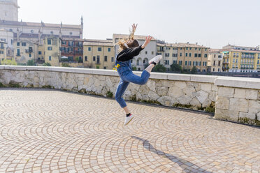 Young woman jumping in Verona - GIOF06263