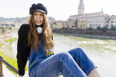 Junge Frau in Verona, am Flussufer - GIOF06265