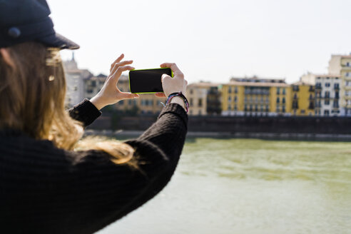 Junge Frau in Verona mit Smartphone - GIOF06267