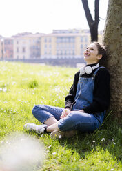 Young woman with headphones in a park - GIOF06279