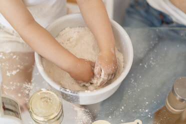 Nahaufnahme eines Mädchens, das einen Kuchen backt und Mehl in einer Schüssel mischt - DIGF06809