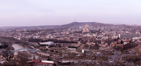 Georgien, Tiflis, Stadtbild mit Kathedrale der Heiligen Dreifaltigkeit, lizenzfreies Stockfoto