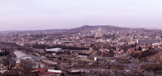 Georgien, Tiflis, Stadtbild mit Kathedrale der Heiligen Dreifaltigkeit - ALRF01437