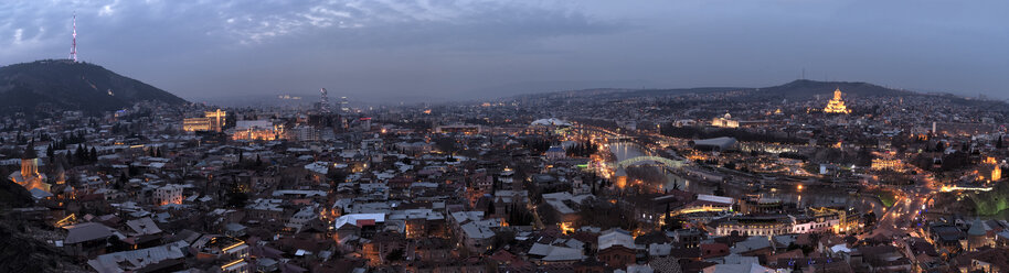 Georgien, Tiflis, Stadtbild in der Abenddämmerung - ALRF01438