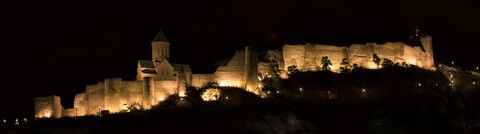 Georgien, Tiflis, Narikala-Festung bei Nacht, lizenzfreies Stockfoto