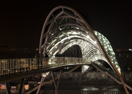 Georgien, Tiflis, Brücke des Friedens bei Nacht - ALRF01440